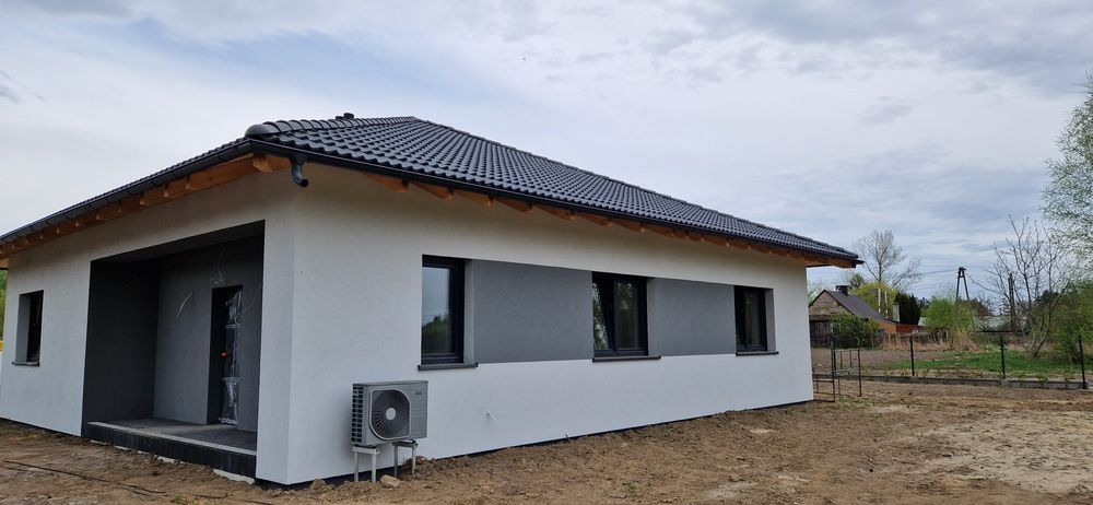 Nowy Dom w stanie deweloperskim z pompą ciepła.