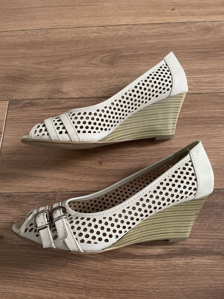 Buty z odkrytymi palcami, sandały na koturnie rozm. 38