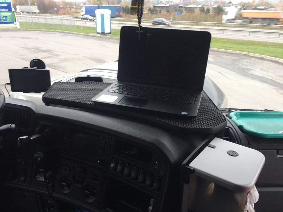 Зручний столик для вантажівки - робоче місце та їжа під рукою!