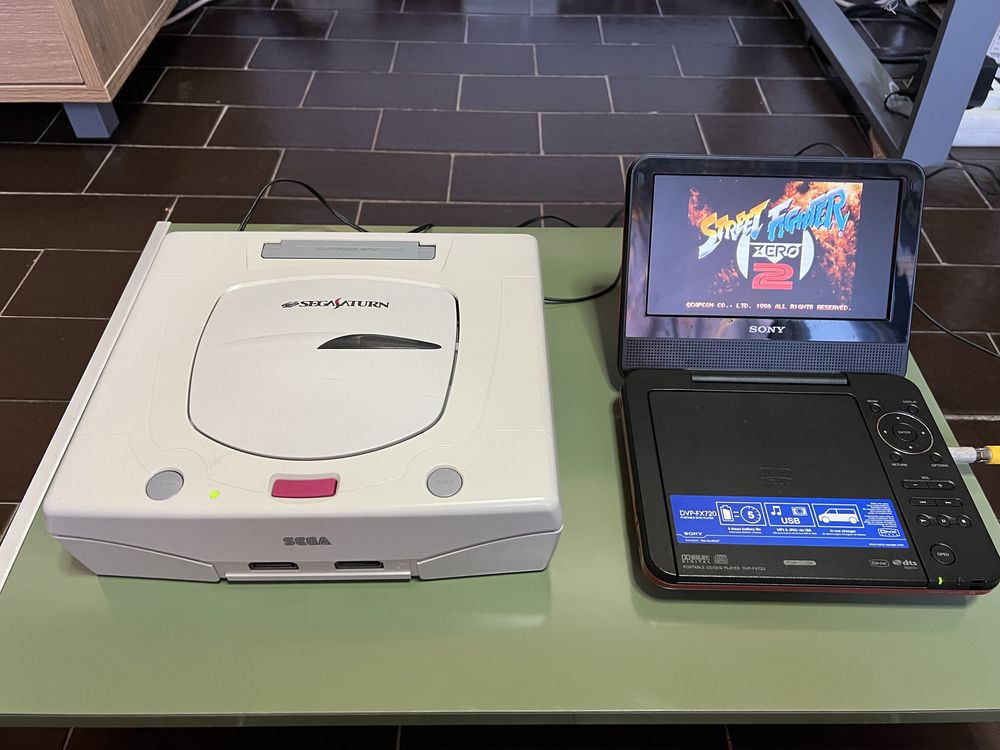 Consola Sega Saturn japonesa com comando (adaptada a 220v)