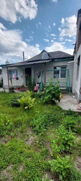 Продам Цілий Будинок на 3 сотках землі, є гараж.