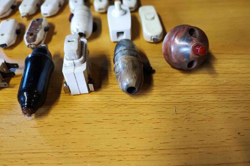 Bakelitowy wyłącznik,pstryczek elektryczek,cena za 1 szt.