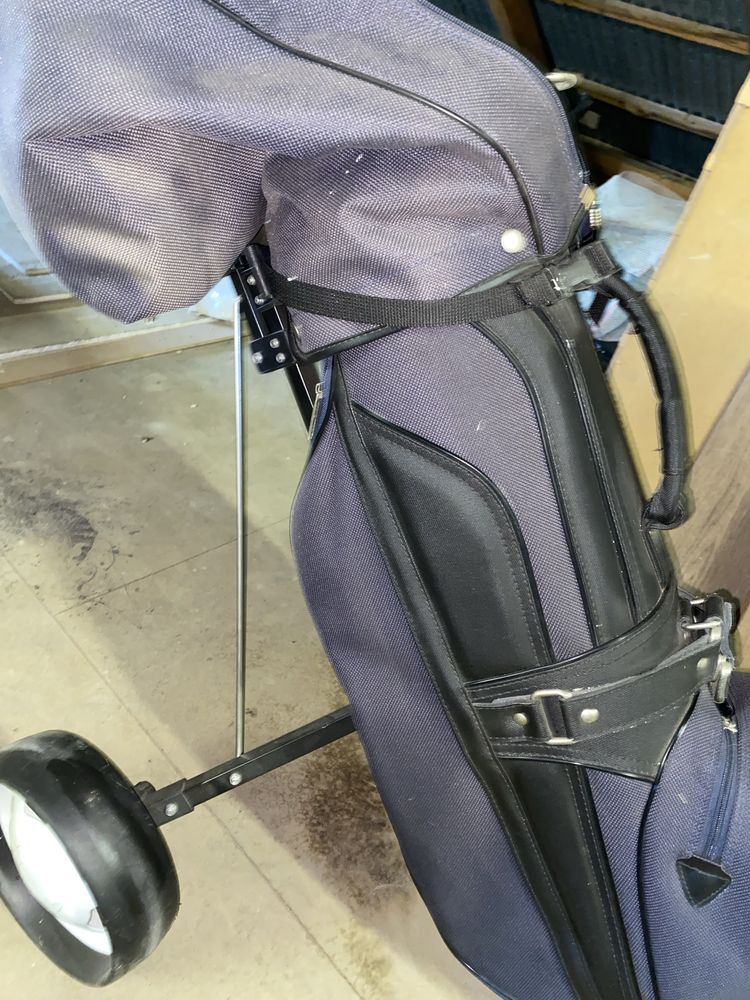Zestaw kijów golfowych i wózek z torbą