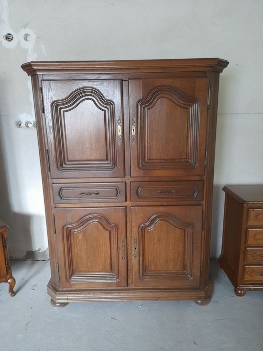 Шафи , комоди ,столи меблі Бе