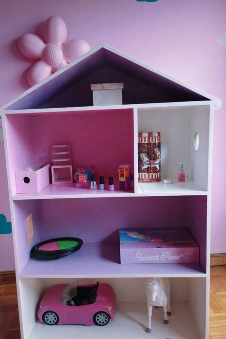 Casa de bonecas em madeira