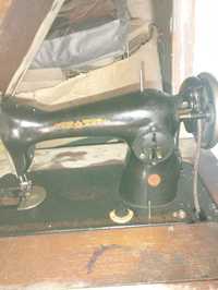 Швейная машинка на тумбочке,с приводом от ремня