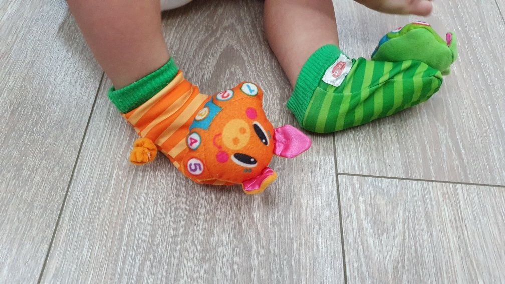 Детские носочки - погремушки для грудничков Playskool