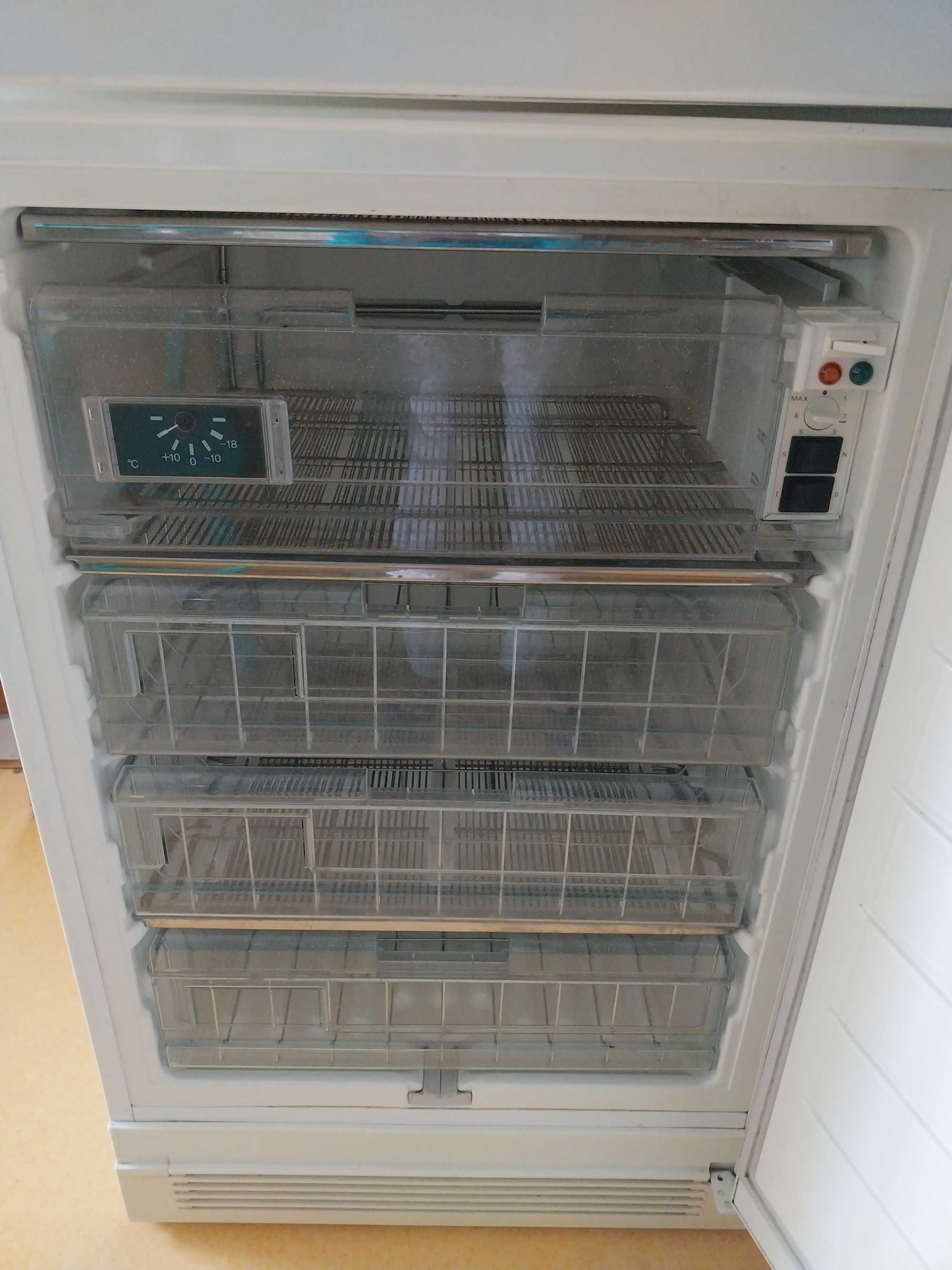 Frigorífico Electrolux combinado, congelador com 4 gavetas !