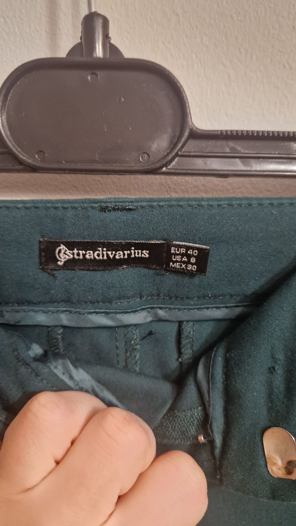 Eleganckie spodnie butelkowa zieleń kant stradivarius