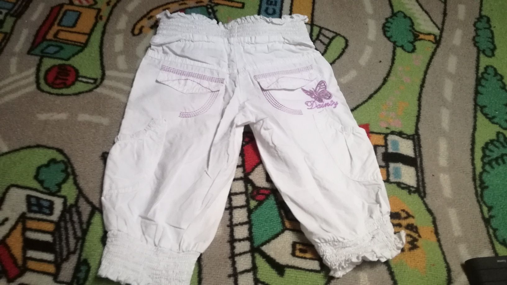 Varias roupas de menina