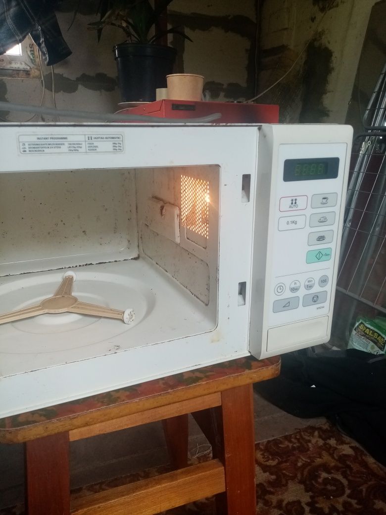 Продам микроволновую печь Samsung под ремонт