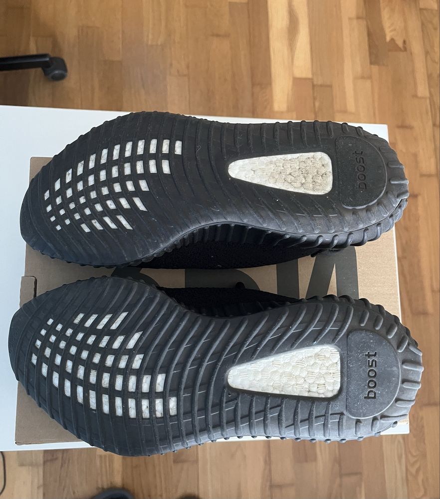 Yeezy Boost 350 V2 Bred - 44 2/3