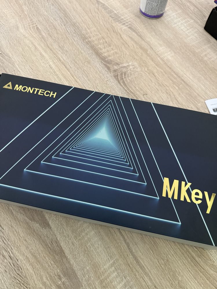 Teclado montech TKL RGB com keycaps personalizadas