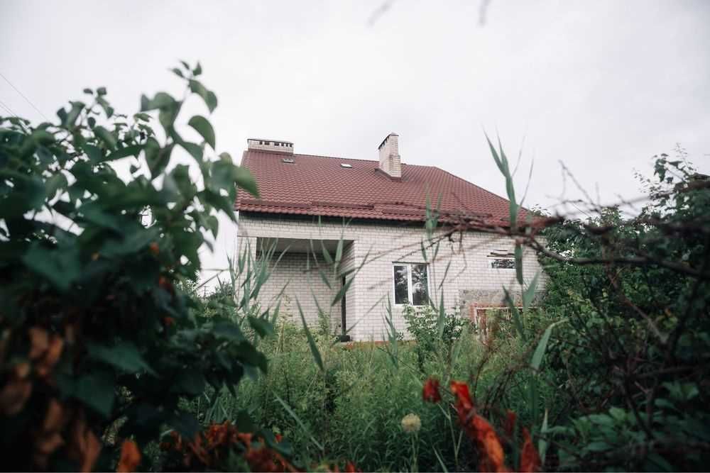 Продається будинок без внутрішніх робіт в районі Дендропарку.