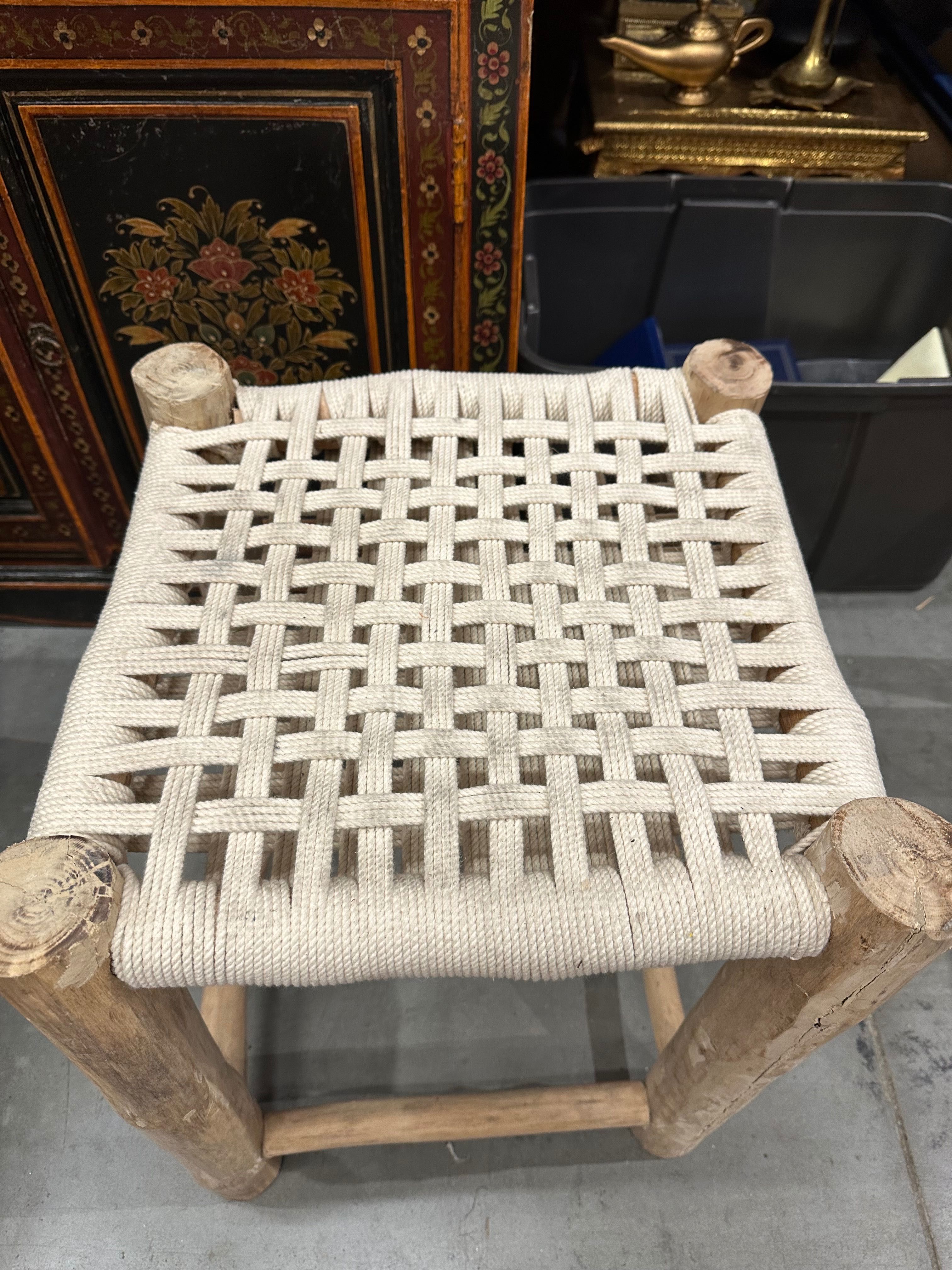 Taboret z plecionym siedziskiem