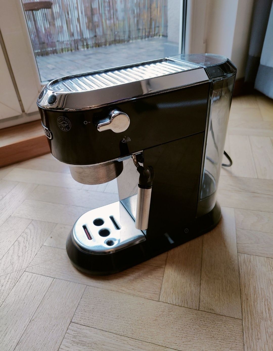 Ekspres do Kawy ciśnieniowy kolbowy DeLonghi 1350 W Czarny