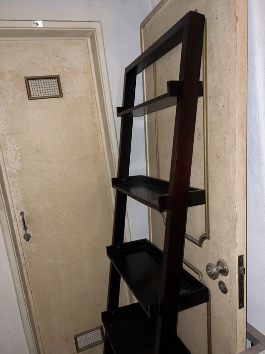Estante em forma de escada