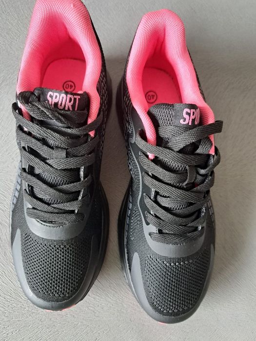 Кроссовки  р.40 ( полномерные, стелька 26,5 см))