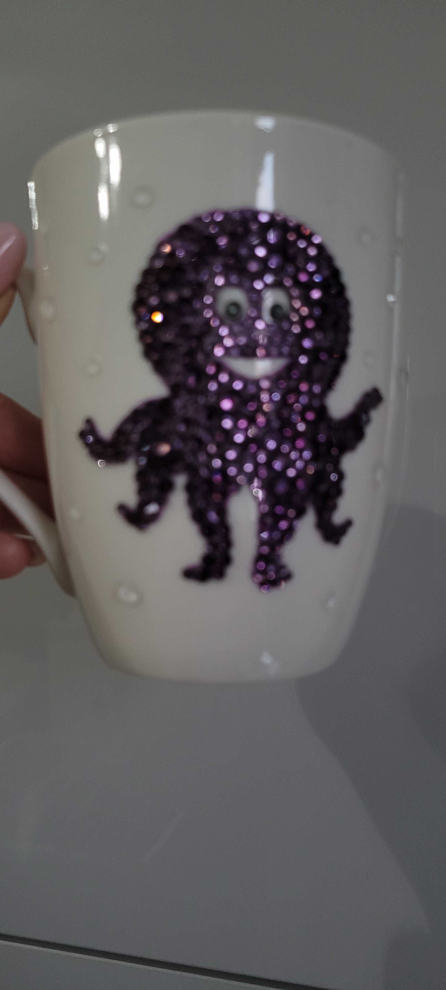 Kubek dekorowany cyrkoniami