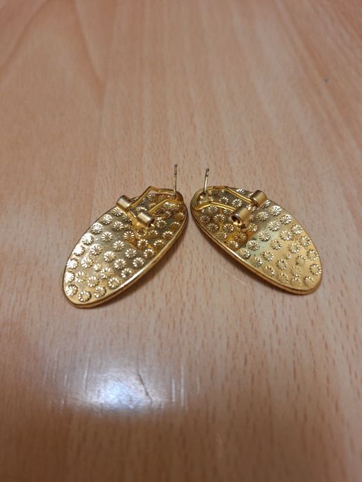 Прикраси ручної роботи.