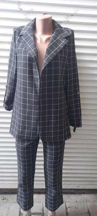 Продам брючный костюм