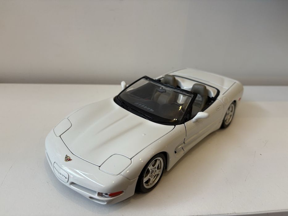 Model Chevrolet Corvette 1:18 BBurago Burago (maisto welly)