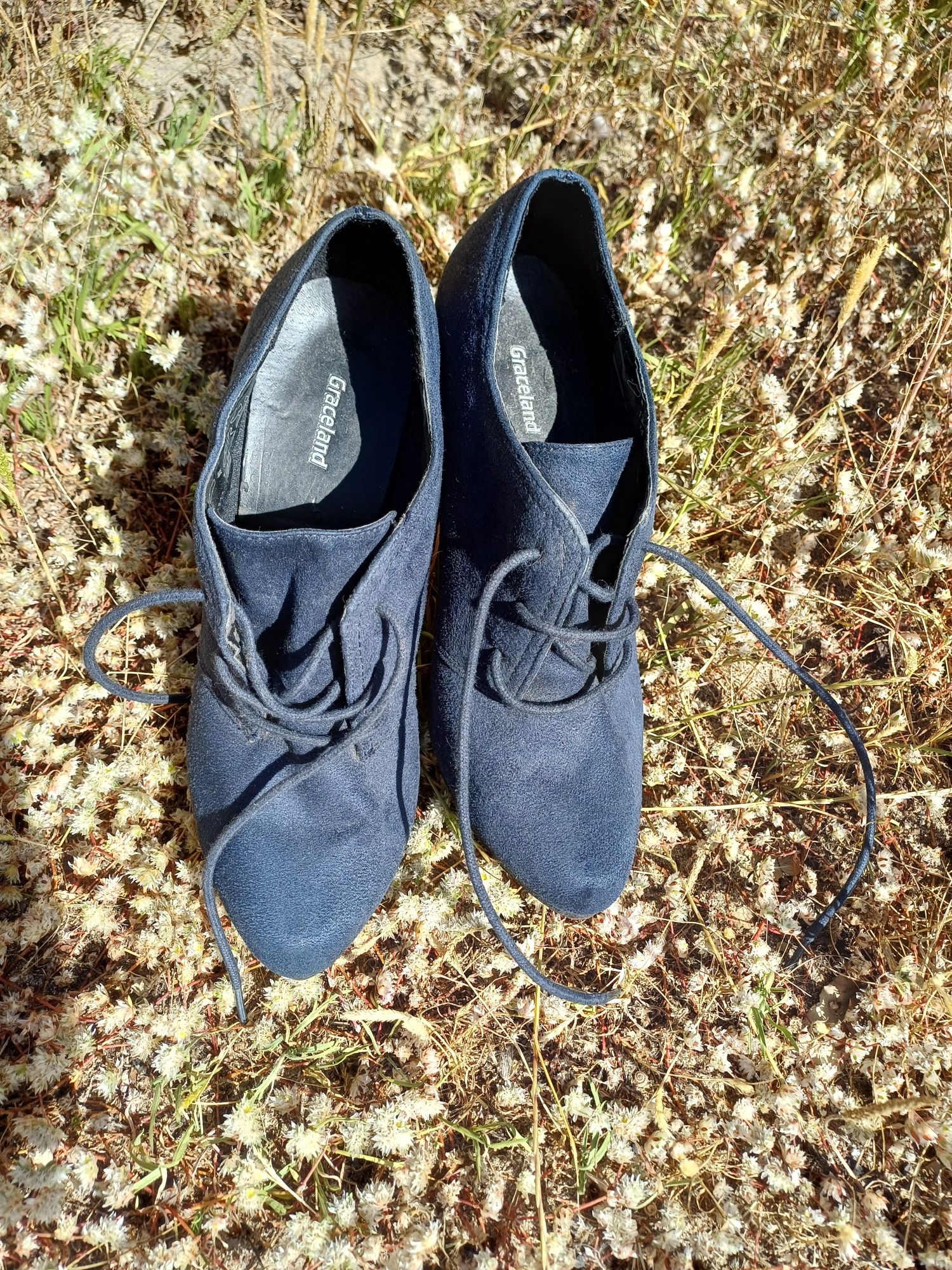 Sapatos azuis escuros de salto agulha