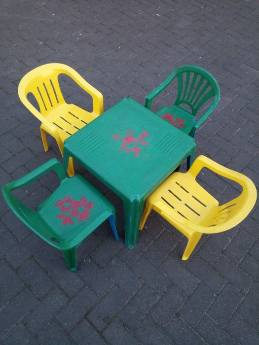 Krzesełka i stoliczek dla dzieci