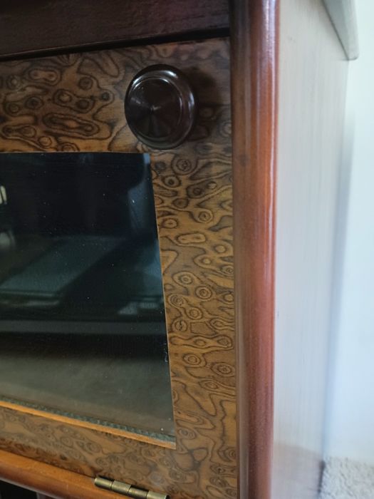 Belíssimo móvel anos 80
Multifuncional com iluminação. madeira maciça