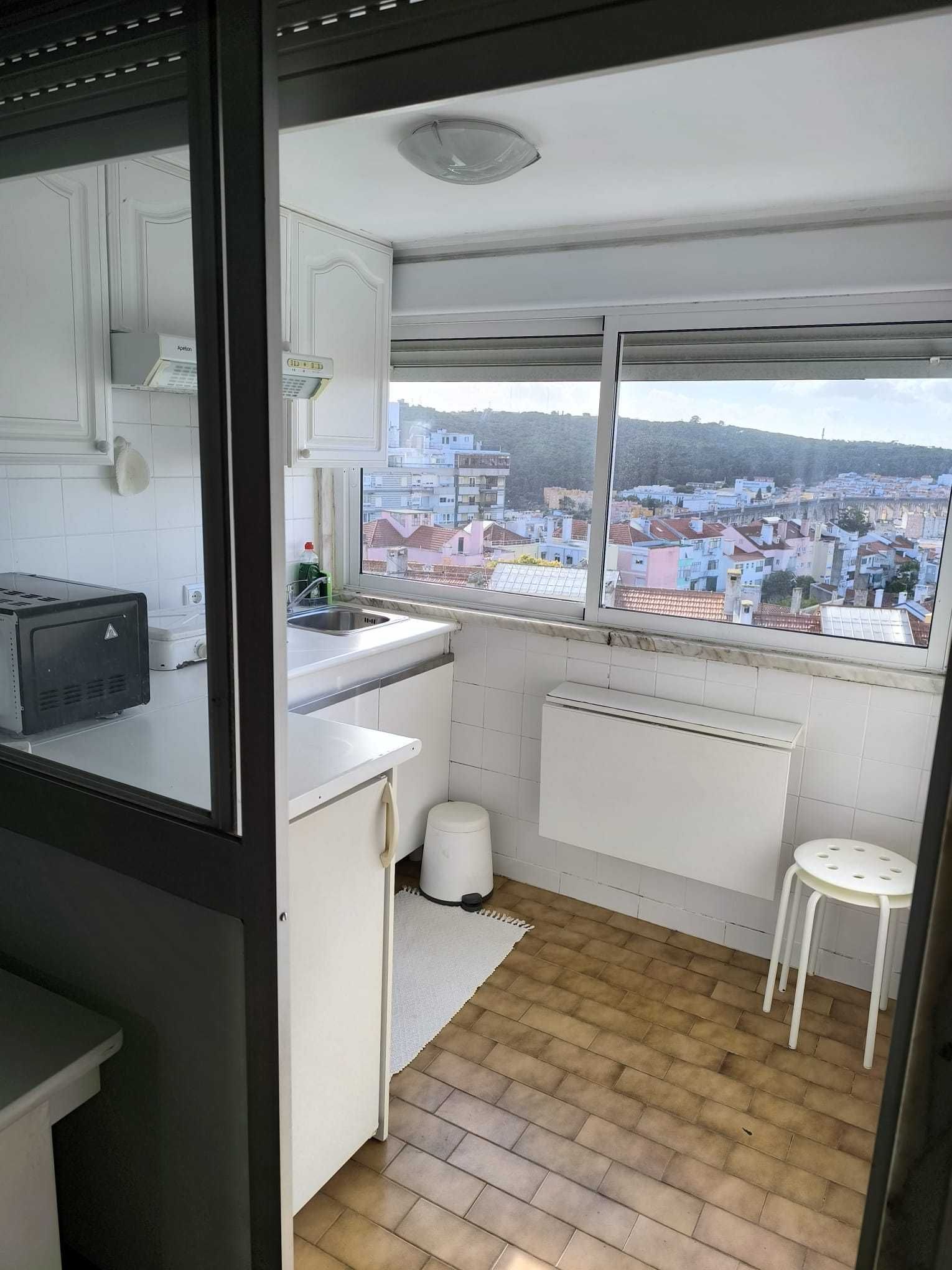 Quarto espaçoso com kitchenette independente .Campolide -sexo feminino