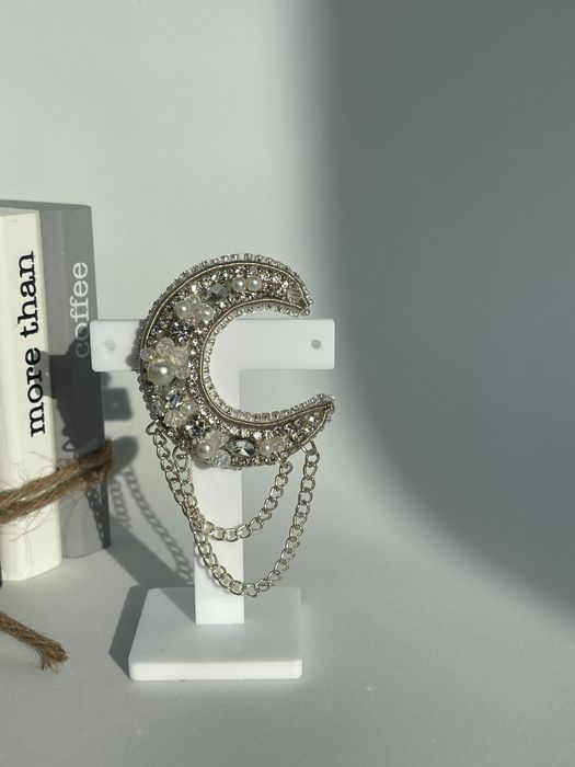 Брошка місяць з ланцюжками