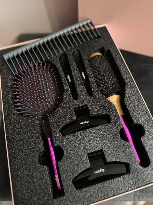 Подарунковий набір Dyson 5 предметів
Масажна щітка 
Щітка браш
Гребінь