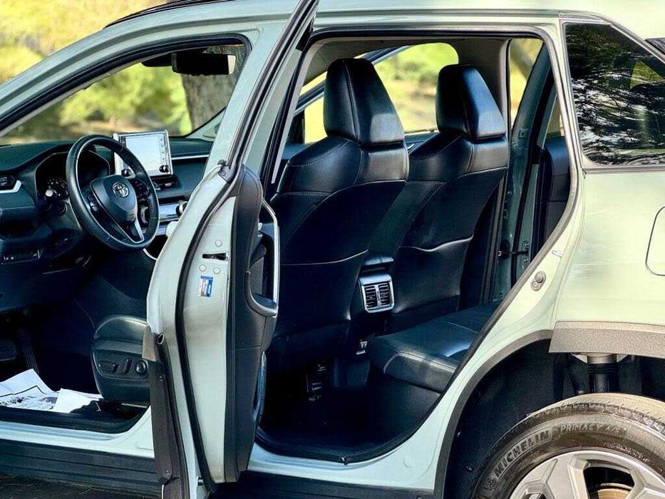 Toyota RAV4      2021