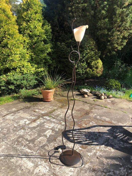 Elegancka Lampa metalowa, kwiatowy klosz