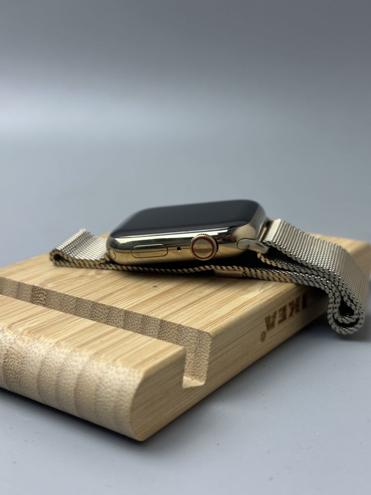 Apple Watch 8 + LTE 45mm Gold Steel Case w. Milanese Loop Gold