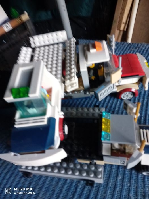 2 Машинки з орегинального лего.