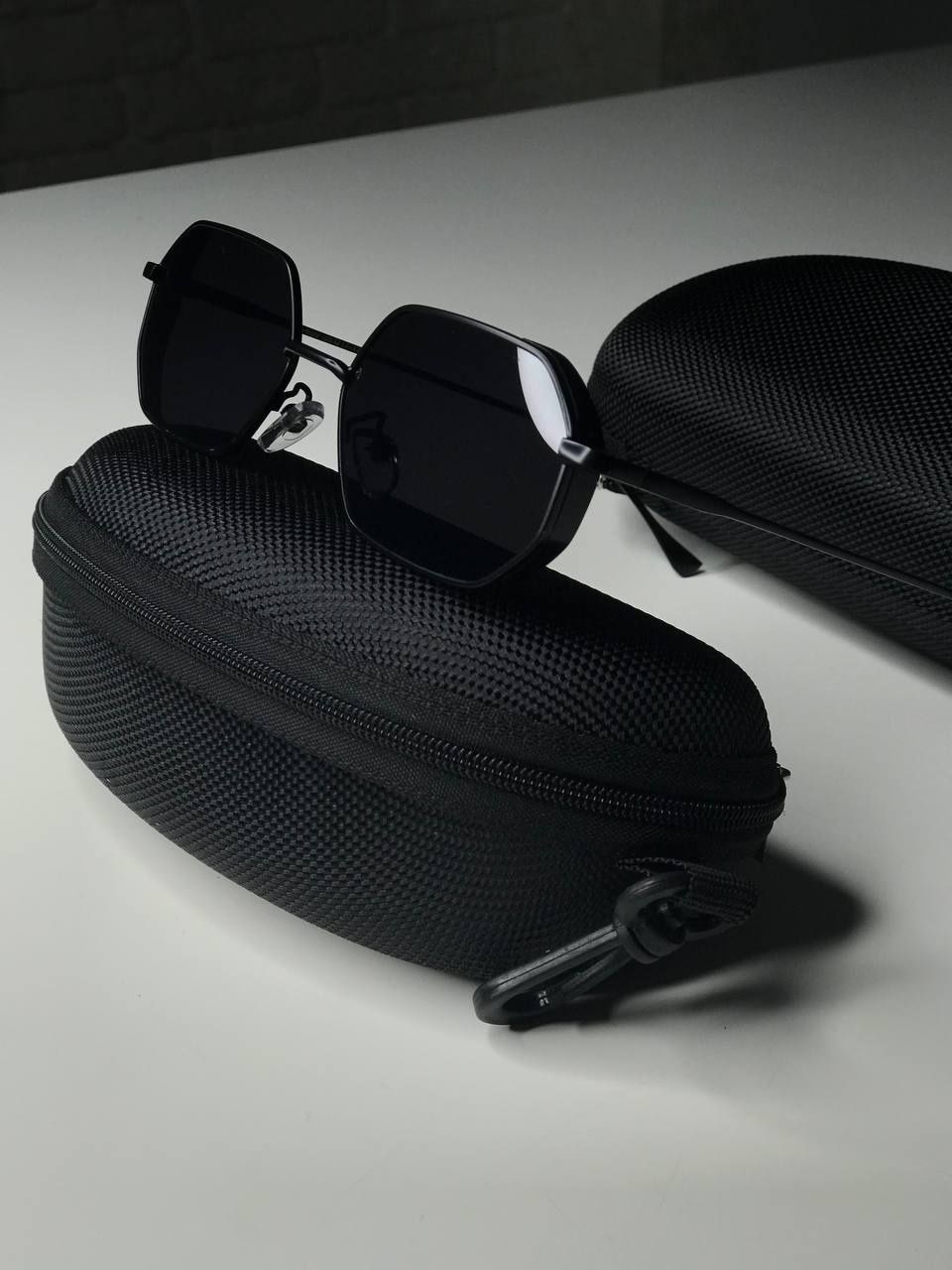 Солнцезащитные очки Octagonal черные фигурные со шторкой унисекс