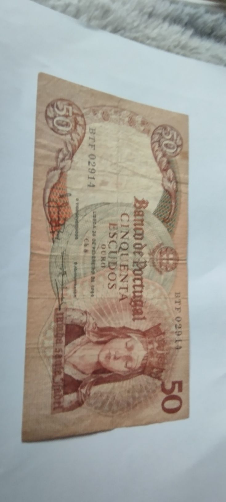 Escudos em notas portuguesas