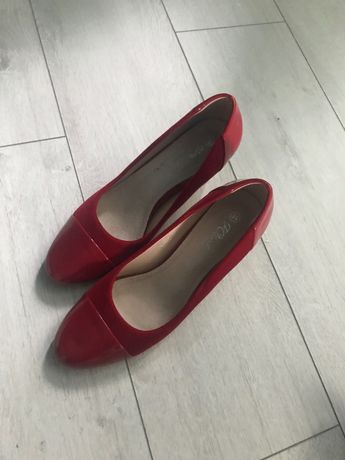 Czerwone buty na słupku