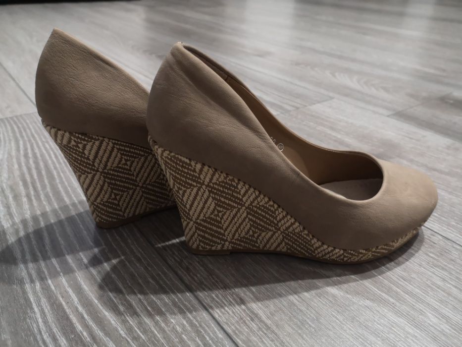 Buty na koturnie rozm. 37