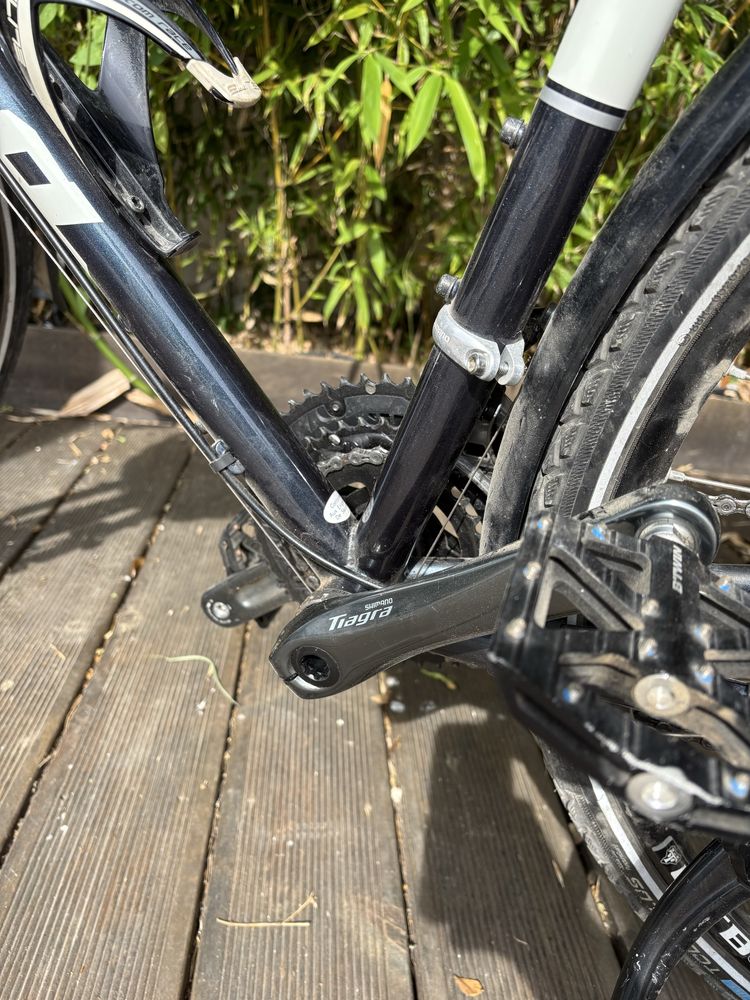 Bicicleta de touring equipada alforges