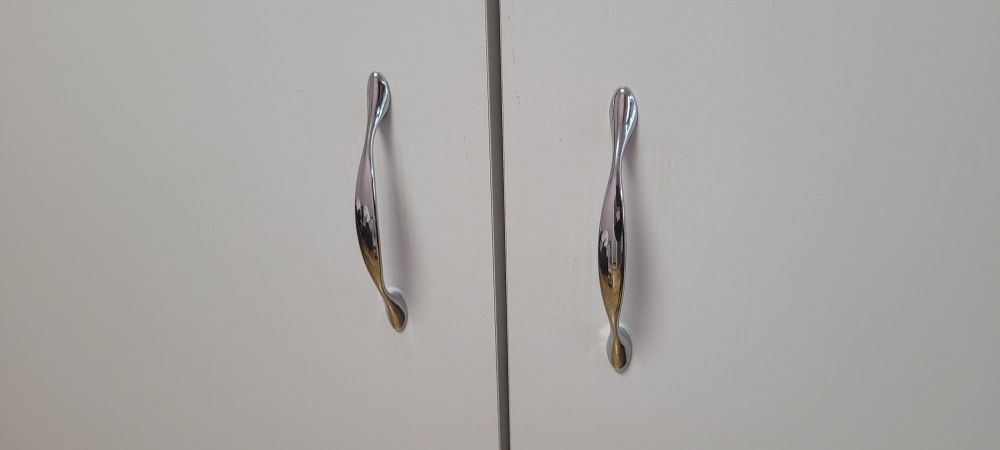 Шафа для одягу біла