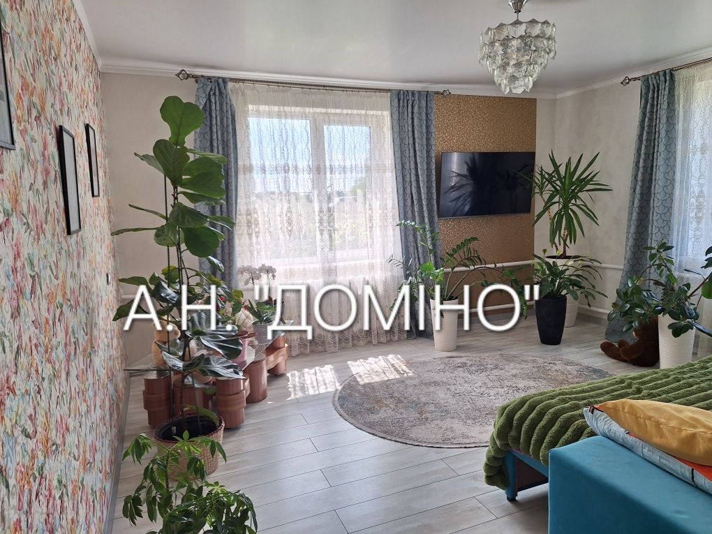 Цегляний будинок поруч з містом Шептицький