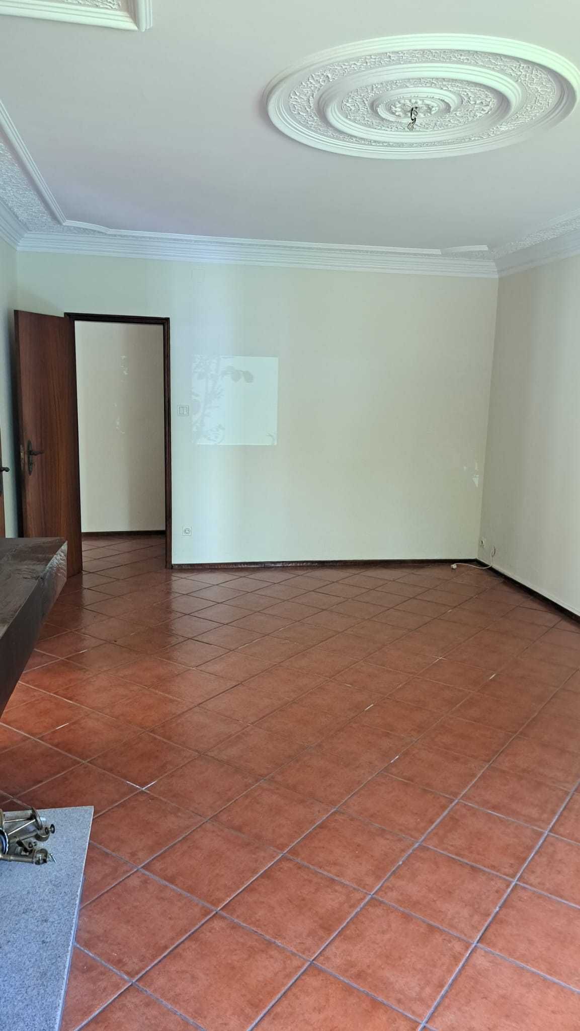 Vivenda T4 com jardim e garagem