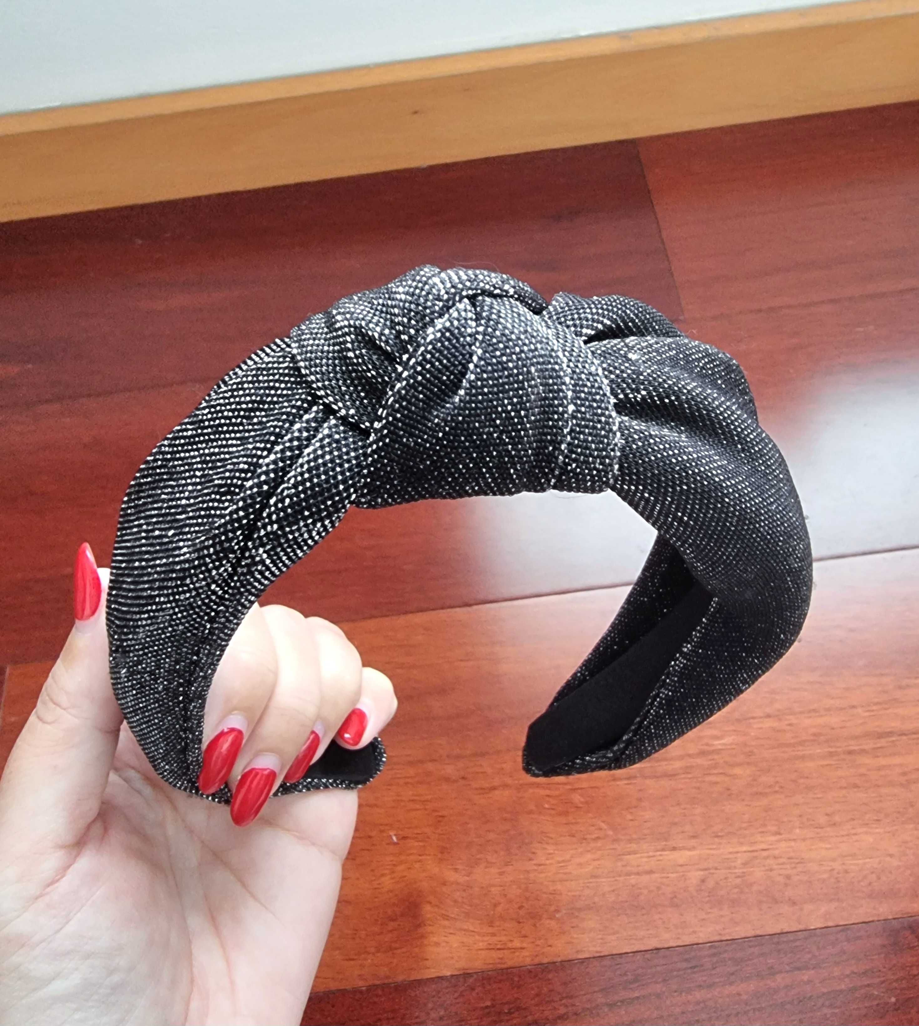 Fita de cabelo com brilhantes