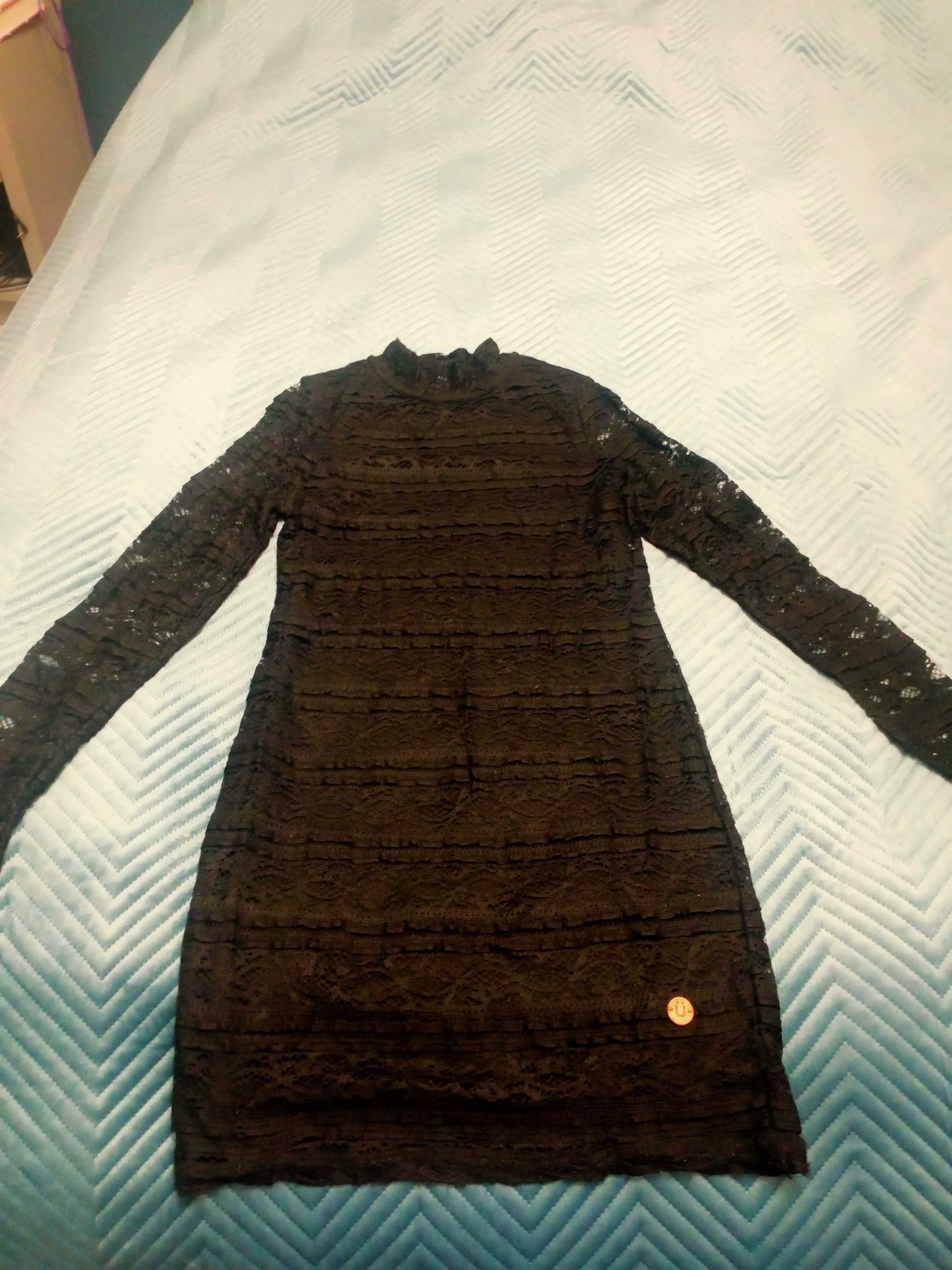 Czarna, koronkowa sukienka r. 146