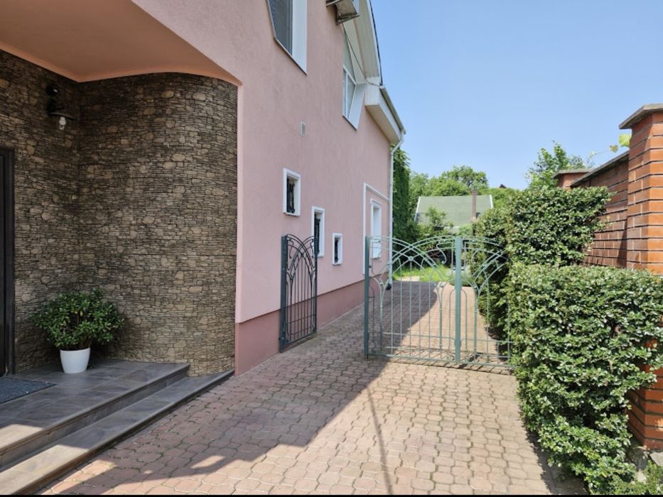 Продаж будинку близько центру Ужгорода