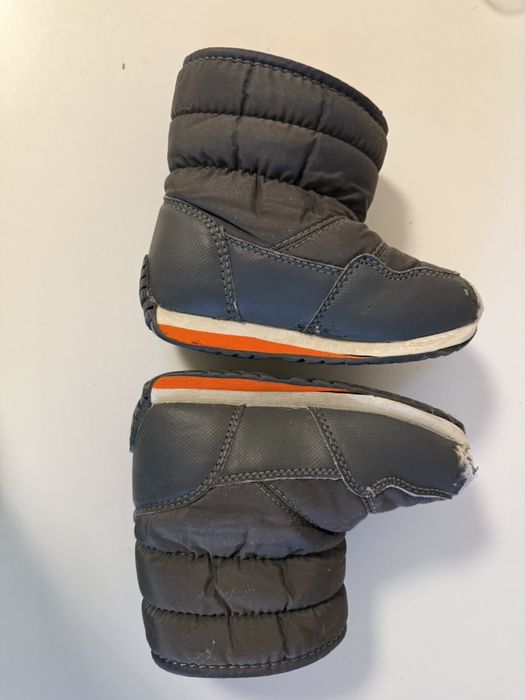 Дитячі зимові сапожки біля дому