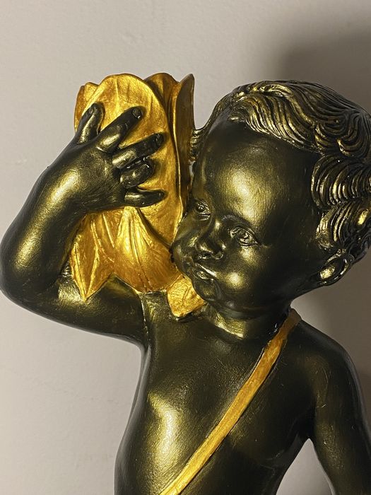 Estátua com pormenor dourado
