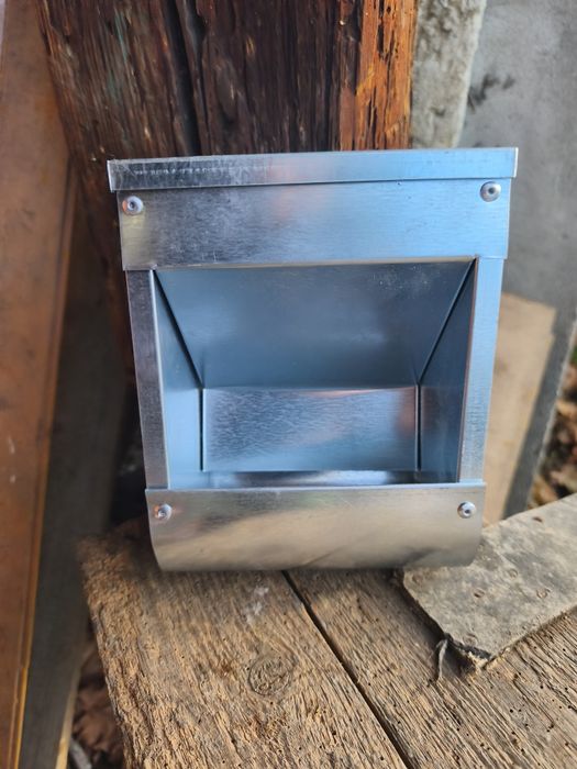 Sprzedam karmidło dla królików 
Karmidło paśnik karmnik dla królik